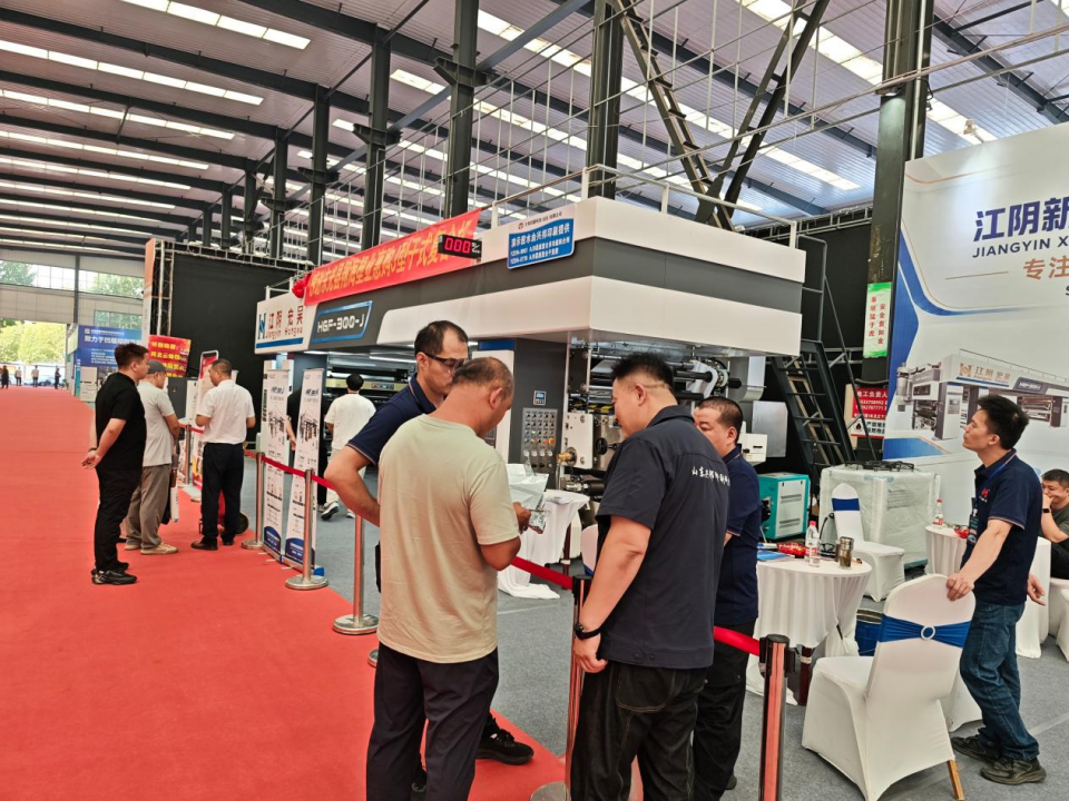 Hongwu team members discuss equipment requirements with visitors at the 2026 Dongguang Plastic Packaging Expo.
