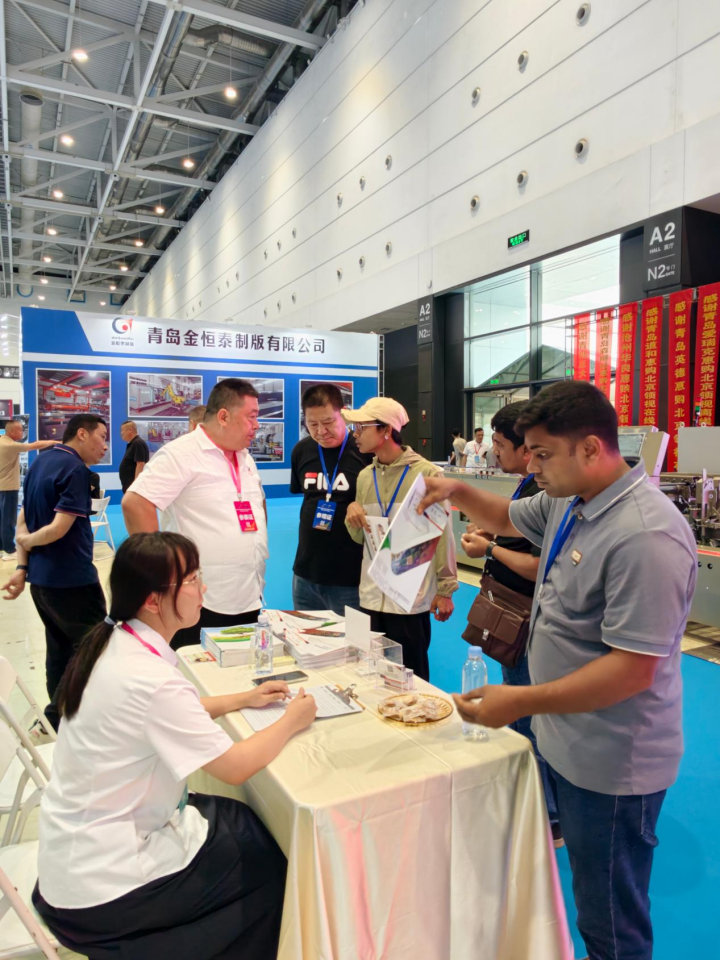 Visitors discussing equipment information with the Hongwu team at the Qingdao exhibition.